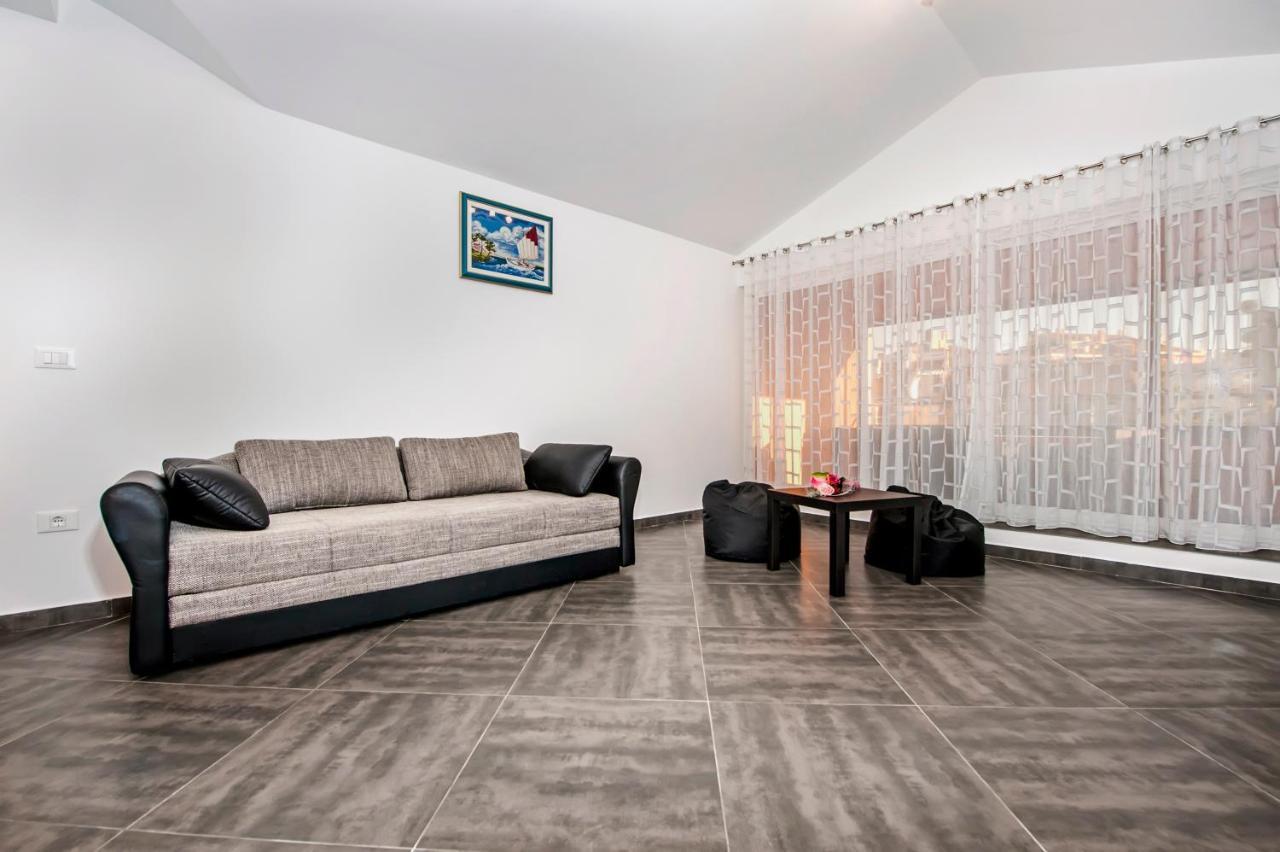 Apartments Centener 罗维尼 外观 照片